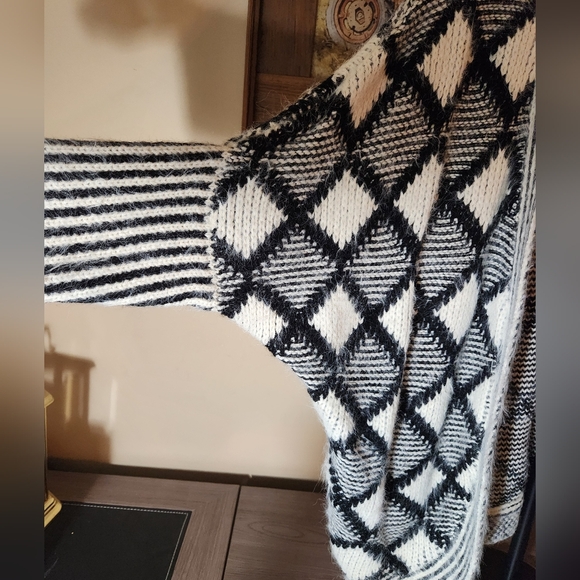 Black and White Geometric Pattern Sweater - Picture 2 of 4